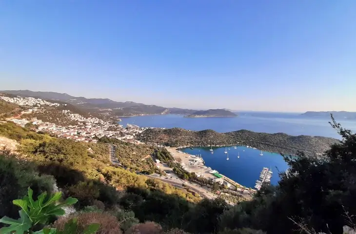 Kaş marina ve Kaş koyu manzarası, tepeden görülen Kaş yerleşimi